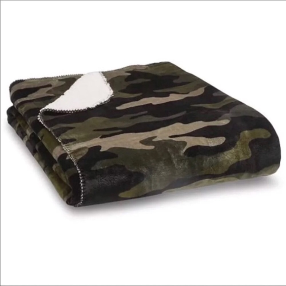 BRAND NEW PINK CAMO BLANKET